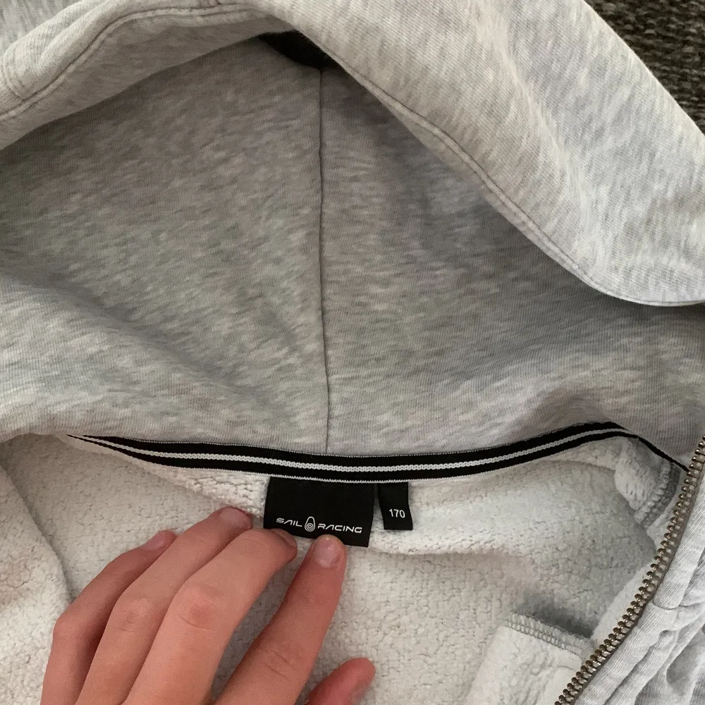 Sailracing zip hoodie i grå färg, mycket fint skick, knappast använd. (Nypris: 999kr). Tröjor & Koftor.