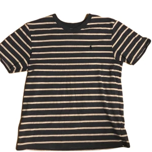 Polo T-shirt  - Polo T-shirt  Storlek xs  Pris 99kr Fraktar eller möts upp i Gbg 