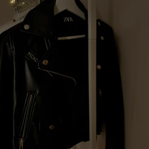 Skinnjacka  - Super cool skinnjacka från Zara. (Inte äkta skinn) Det är storlek S men om man vill att den ska sitta lite lösare så skulle den funka på Xs också. Priset kan diskuteras. 