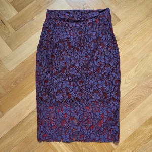 Pennkjol i spets  - Festlig pennkjol i spets, med snygg slits baktill. Väldigt bra kvalitet, dragkedja i sidan och undertyg som håller kjolen snygg. Lite längre pennkjol, går bra bit under knäna om man är 165 cm som jag. Haft på mig en gång på fest, passar inte längre. 