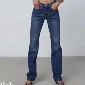 Säljer mina jätte snygga zara straight jeans då dom inte passar mig längre. Köpta förra året och är använda ett fåtalgånger men är i bra skick❤️ 