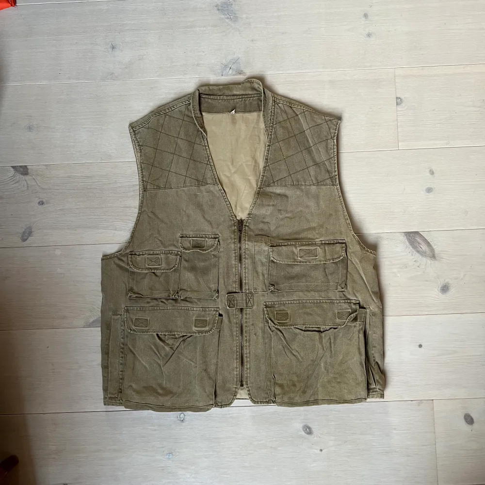vintage fisherman vest. fits like an xl. Jackor.
