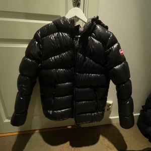 Colmar vinterjacka! - Säljer min extremt lite använda colmar vinterjacka, den är svart och glansig. Väldigt bekväm och varm. Mycket fint skick och nypris var 3999kr. Storlek xs/s🖤 kan gå ner i pris vid snabb affär!