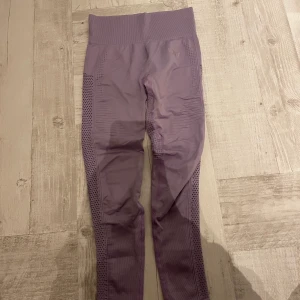 Iciw tights  - Säljer då jag inte har något som passar till de