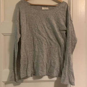 Grå Tröja - En grå tröja från HM. Storlek S. Oanvänd. 100kr + frakt (cirka 50kr)