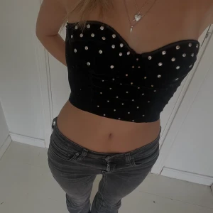 Korsett topp - Säljer denna så snygga korsett topp från topshop då den tyvärr är lite liten på mig💕