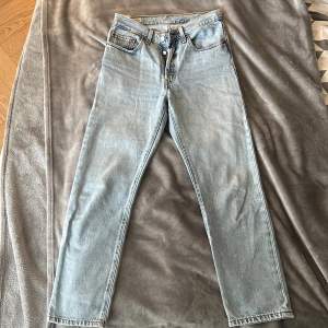 Levi’s jeans 501, straight fit. Längd 28, midja 26. Säljer pga. dem är för stora. Kan skicka fler bilder vid intresse! 