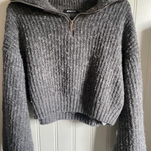 Stickad tröha - Säljer denna superfina stickade tröja ifrån gina, då den inte kommer till användning längre. Tröjan är i storlek M men skulle säga att den är mer som en S💕 Använd men i bra skick!