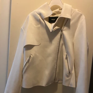 Mocka jacka - Köptes ca ett år sedan för 600 på bikbok, den finns ej kvar att köpa.  Knappt använd då det ej är min stil riktigt men jättefin på ,för mer bilder eller frågor hör av er.<3