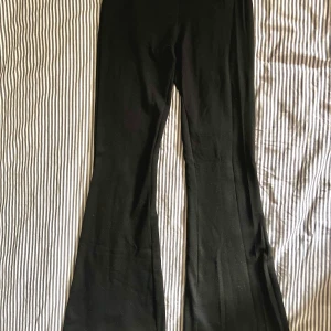 Bootcutbyxor Gina Tricot - Supermysiga bootcutbyxor från Gina Tricot som inte passar mig längre…🤍 Hör gärna av dig för fler bilder eller vid eventuella frågor!☺️