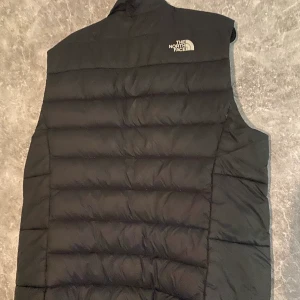 The north Face  - Hej, säljer en The norh face väst. Väldigt skön och perfekt till hösten.  Finns en litet hål som inte syns mycket!