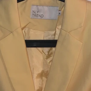 Cropped kavaj - Kroppad kavaj från nly trend, aldrig använd