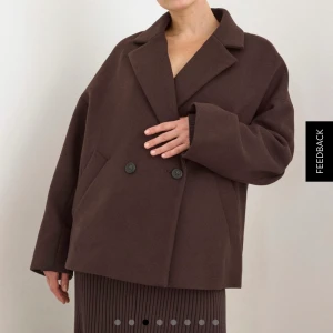 Kort brun kappa från Lindex  - Säljer min korta kappa från Lindex i storlek 36, använd 2 gånger!! 