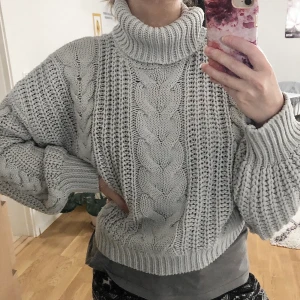 NA-KD x Donna Romina - Mysig grå stickad tröja från NA-KD kollektionen Donna Romina.