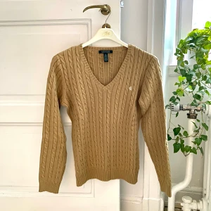 Ralph Lauren tröja  - Kabelstickad Ralph Lauren tröja i nyskick, storlek M. Använd 1-2ggr och säljes då den är för stor för mig. Nypris ca 1295kr