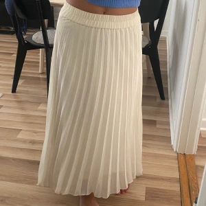 Kräm kjol  - Så fint plisserad kjol i krämvit, xs från mango men passar även s. Använd men i fint skick 💛 frakt 66kr