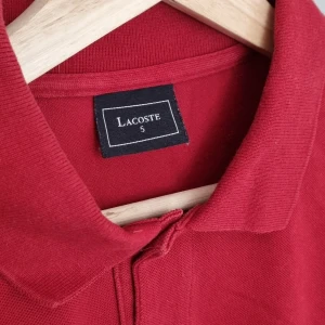 Lacoste långärmad pike - Strl 5, skulle säga att den är som en herr M