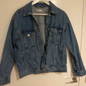 Jeans jacka  - Från Gina en mörkare jeans jacka perfekt till allt