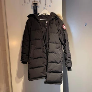 Canada goose shelburne - Canada Goose i modellen shelburne i nytt skick sällan använd då storlek är för stor. Kvitto finns kvar! Kan fraktas överallt eller mötas upp inom Stockholm. Äkta päls på jackan därav högre pris då Canada goose nu slutar producera jackor med äkta päls. 