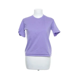 Lila t-shirt - Lila t-shirt från Ivy & Oak i fint skick!