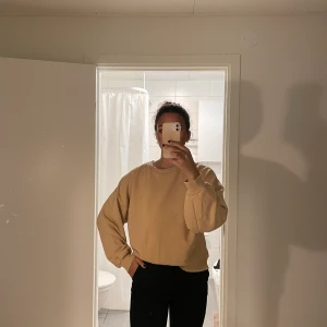 Beige sweatshirt  - Använder tyvärr ej längre