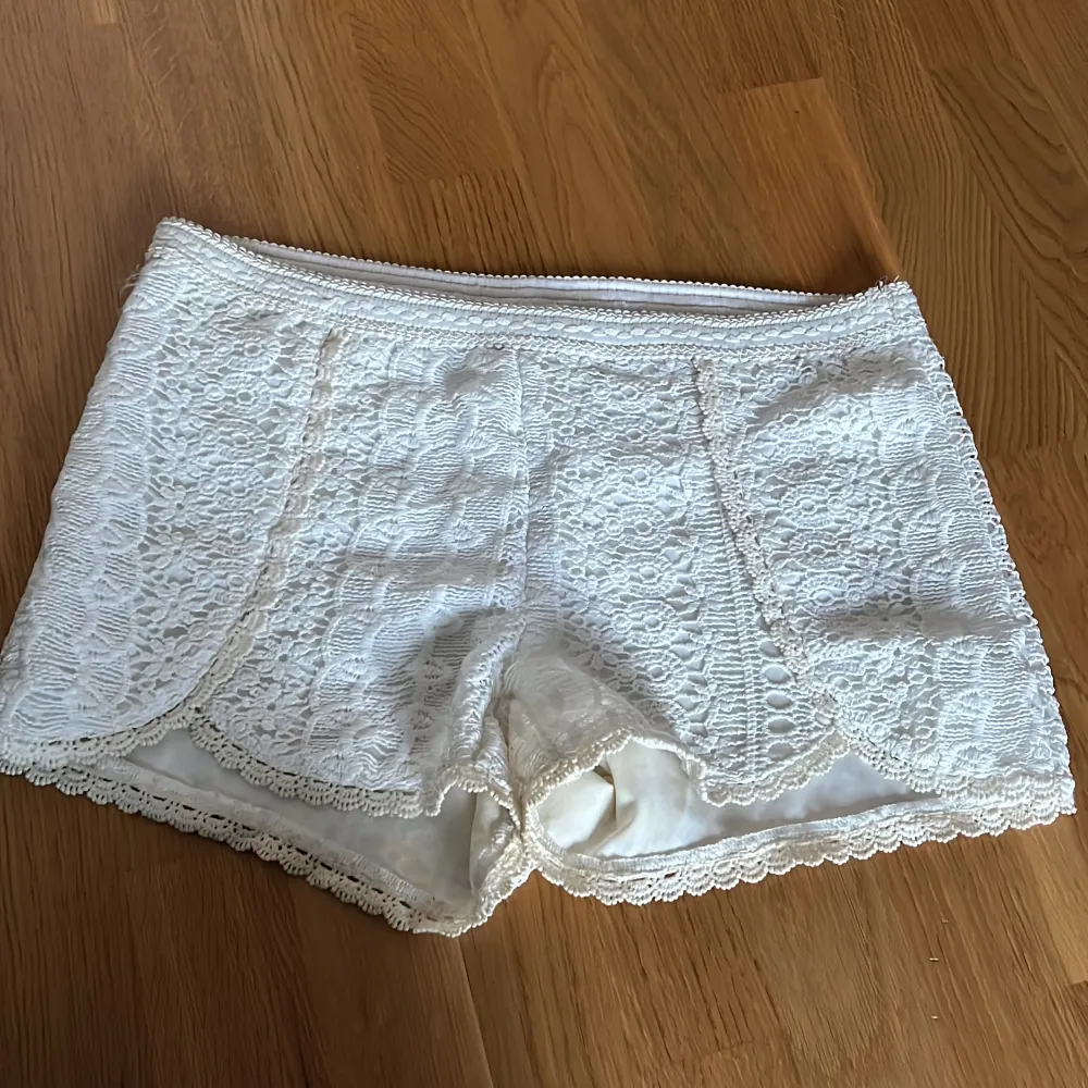 Vita lågmidjade shorts från Lindex. Storlek 146/152 men är väldigt stora i modellen. Kan även skicka om önskas, fraktalternativ kan diskuteras.. Shorts.