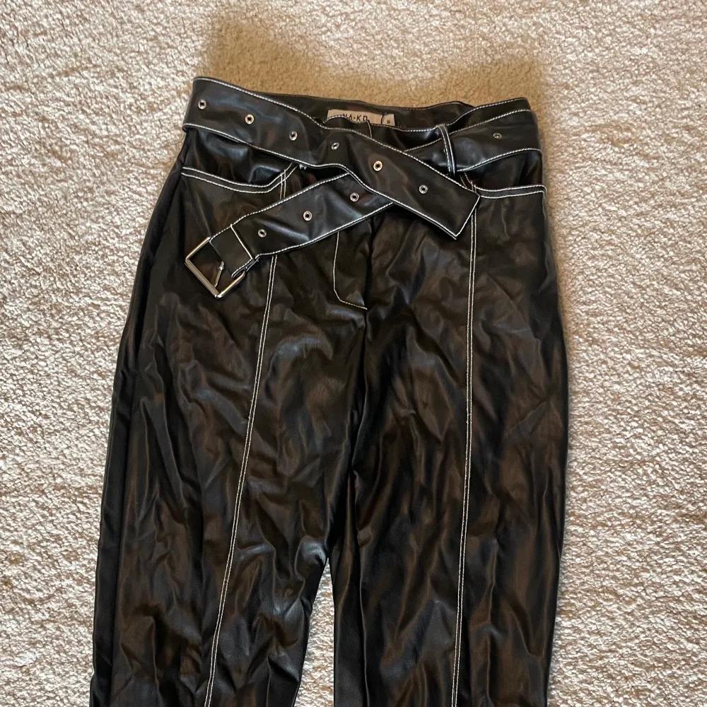 Säljer mina snygga byxor i skinnimitation från NA-KD. Använda men i väldigt bra skick!🌸. Jeans & Byxor.