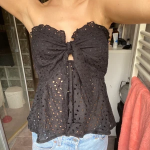 svart tubtopp med spets - supersöt topp i strl S med knytning där fram 💕