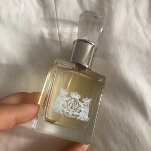 Säljer denna helt ny och onvänd 30ml parfym från Juicy Couture. Blommig (jasmin) doft. Nypris 339kr