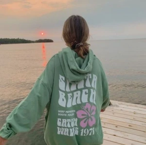 Siesta beach hoodie - Säljer denna populära hooodie från pull and bear med tryck på baksidan. 💞