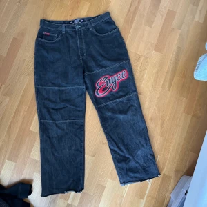 Baggy Enyce jeans - Vintage Enyce jeans med patches, baggy passform o klippta så de passar mig som e 182 cm lång. Midjemåttet är 45 cm men passar alla med bälte! 
