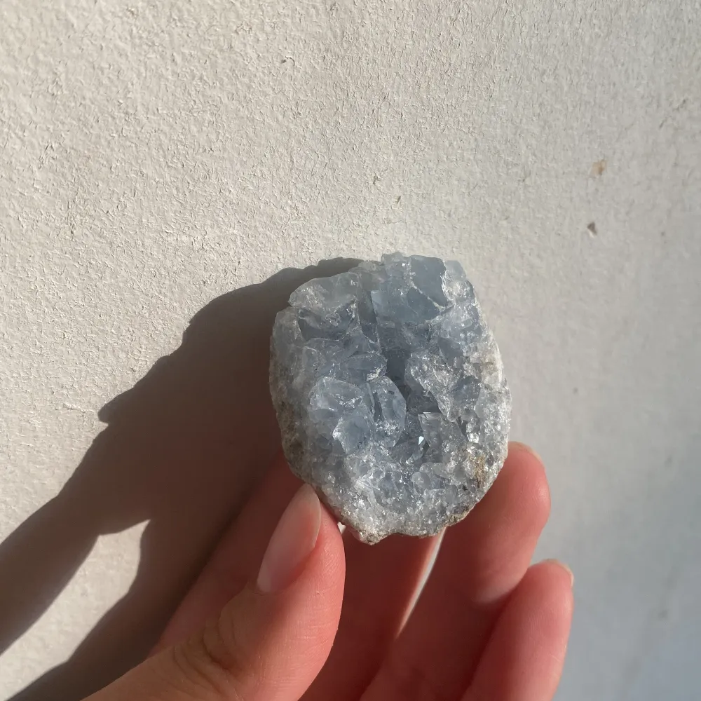 Hej jag säljer denna superfina rå Celestin kristallen, Den är värkligen otroligt vacker  🦋🔮Kristallen är ungifär 5cm lång och 4cm bred och väger 68g. . Övrigt.