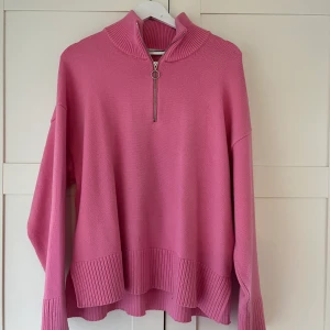 Rosa stickad tröja från zara 💗 - Superfin stickad tröja som inte får lika mycket användning längre. Storlek m, oversize på mig. Superbra skick. ❤️