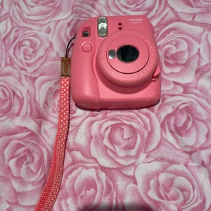 Kamera  - Hej. Säljer denna då jag ej använder den mer. En instax mini kamera. Super kul ha då man får bilderna direkt. Man kan ta 5 kort till med denna. Sen får man köpa till nya kort sätta i den finns i dom flesta butiker. 