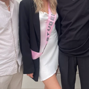 Vit klänning NA-KD - Endast använd några timmar under min studentmotagning. Säljer på grund av flytt utomlands!