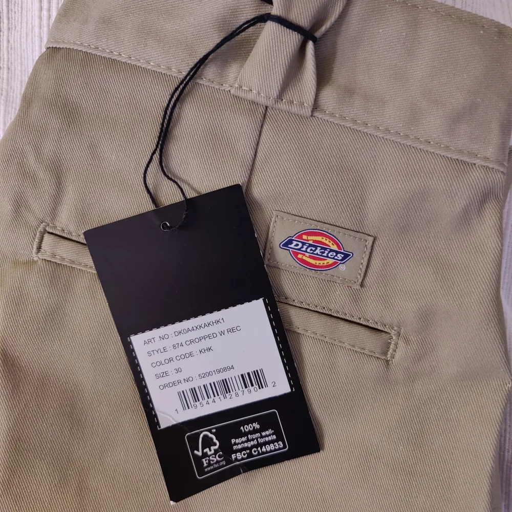 Säljer mina helt nya dickies 874 cropped pga att de är i små för midjan för mig. Storlek W30 🌞. Jeans & Byxor.