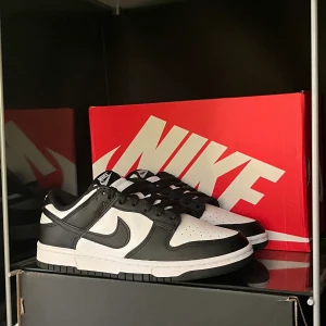 Nike dunk low panda - 🐼Nike dunk low panda🐼⚡️Storlek 39⚡️💥Helt nya och alldrig använda/ds 💥🐍Box och kvitto medföljer🐍 💜Vid frågor eller fler bilder så är det bara att kontakta mig 💜📦Kan frakta eller mötas upp i Stockholm📦🌹Pris kan diskuteras vid snabb affär🌹