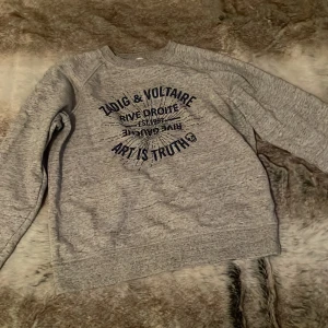 Zadig tröja! - Säljer min zadig sweatshirt med mörkblått tryck!💙 väldigt fint skick och extremt lite använd. Storlek 16 år  ( xs/s ). Kan gå ner i pris vid snabb affär💙 nypris 1400kr