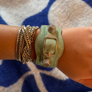 INTRESSEKOLL!!! - Intressekoll på mitt Balenciaga armband i svincool grön/turkos färg. Köpt på Vestiaire för ca 800. Har tyvärr ingen dustbag men armbandet gick igenom Vestiaire’s ”Authenticated shipping” 😍