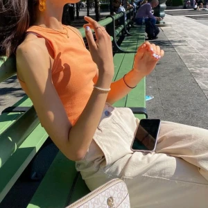 Bomullsbyxor Bershka - Jag säljer nu dessa fina bomullsbyxor från Bershka. Raka byxor i storlek 32 mid rise. Byxorna är relativt långa men går att vika upp, jag är 169 cm och dem sitter bra när jag viker upp någon cm i benen.