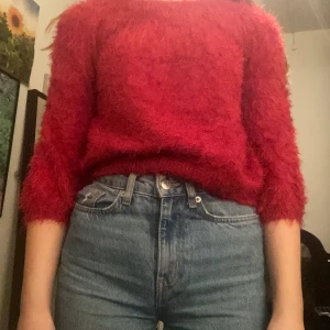 Röd fluffig tröja! - Den här är väldigt skön och varm. Den här är väldigt mycket för liten men a!😃 