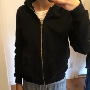 Svart zipup  - Svart zipup hoodie i bra skick