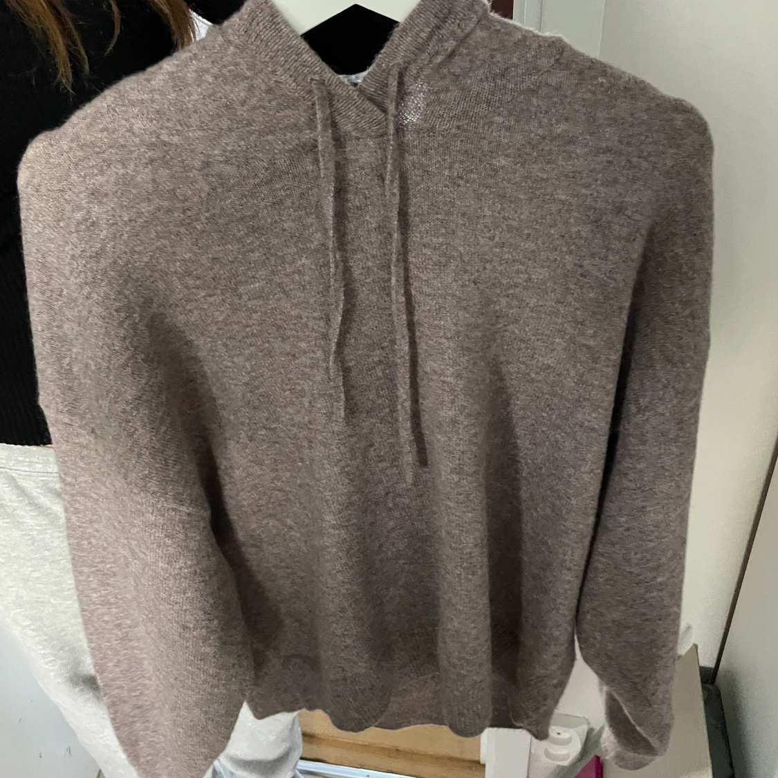 Stickad tröja med luva