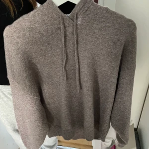 Stickad tröja med luva - Säljer denna jätte fina stickade tröja från Lindex. Den är i nytt skick, använd 2ggr