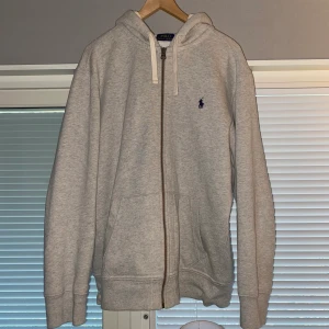 Ralph Lauren hoodie  - En smått använd Ralph Lauren hoodie i storlek XL men sitter mer som L 