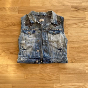 Jeans väst - Jeans väst med nitar på från jacket. Mycket fint skick