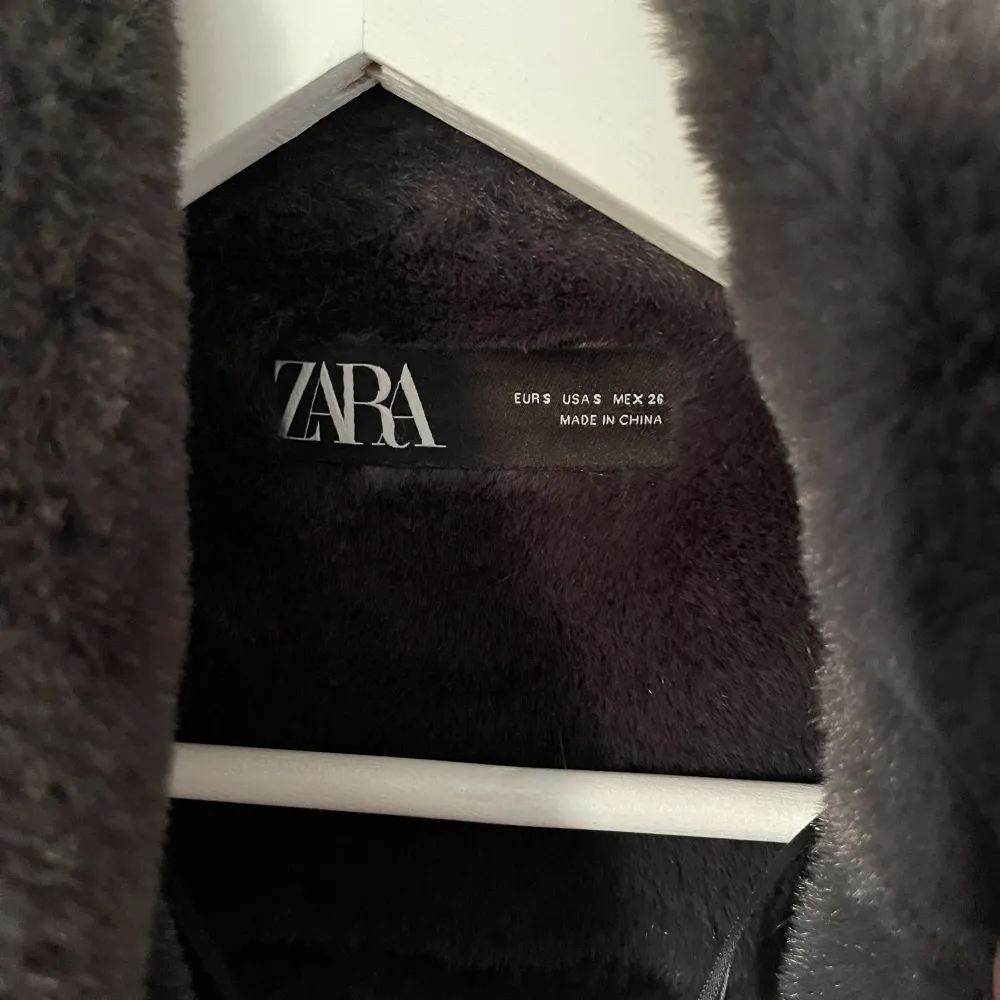 En jätte mysig höst jacka från Zara! Använd ett par gånger, storlek S, mocka på utsidan och fluff på insidan . Jackor.