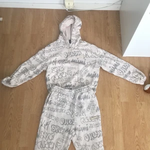 Matchande mjukis sätt  - Matchande mjukis sätt från H&M, one vision. Storlek S.