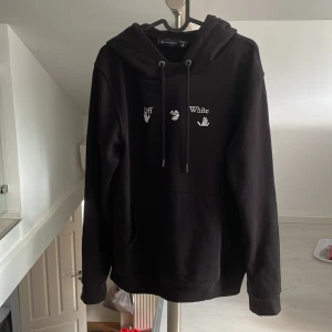 Off white hoodie - En oäkta (replika) off white hoodie.  Ansökte ett få tal gånger hemma men aldrig annars.  Strl M. Skick 10-10 inga skador över huvudtaget. Nypris:800kr Mitt pris:500kr