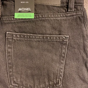 Monki- Svarta Jeans - Monki-Yoko-Svarta jeans( Vida ben). Säljer dessa byxor då jag beställde fel storlek. Köpte för 548 kronor och säljer dem för 300 ( vi kan diskutera mer om priset om det behövs). Har aldrig använt den och kom privat för mer bilder! Ps frakt ingår☺️